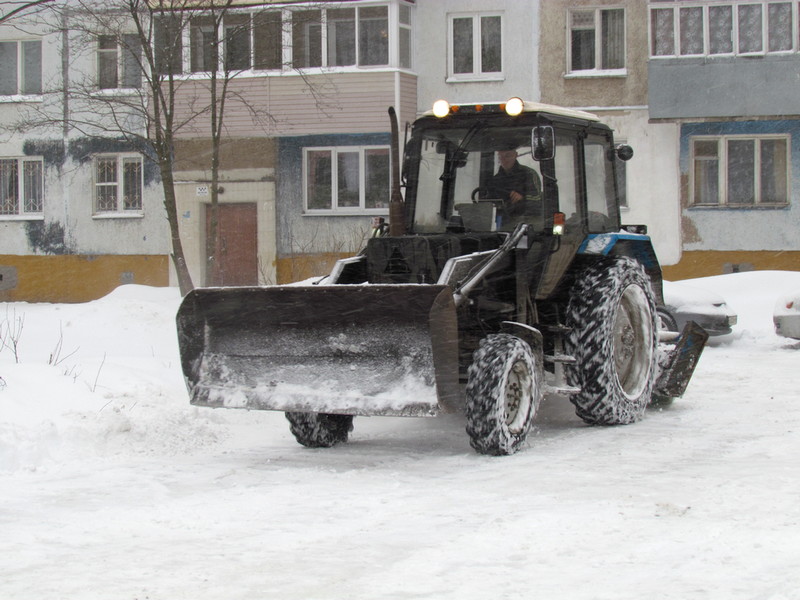 К механизированной уборке дворов приступили